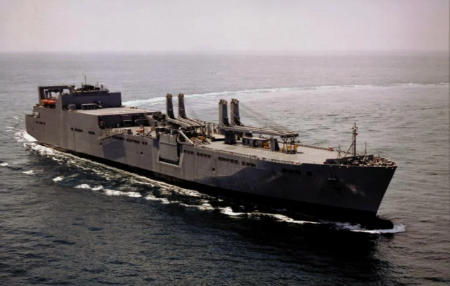 Рис. 14-1: Судно снабжения ВМС США "Watson" в море