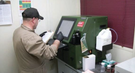 Рис. 2. Технические специалисты получают результаты анализа масла менее чем за 15 минут.