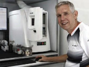 Рис. 9: Компании McLaren и Mobil 1 используют анализатор SpectrOil серии 100 на трассах «Формулы 1» по всему миру (материал предоставлен: Mclaren)