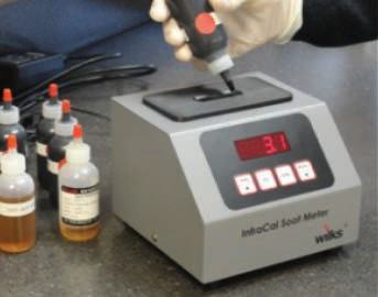 Рис. 3: Измеритель сажи InfraCal производства компании Spectro Scientific. Пробу просто разбрызгивают по поверхности стеклянной пластинки и через несколько секунд получают содержание сажи на экране дисплея.